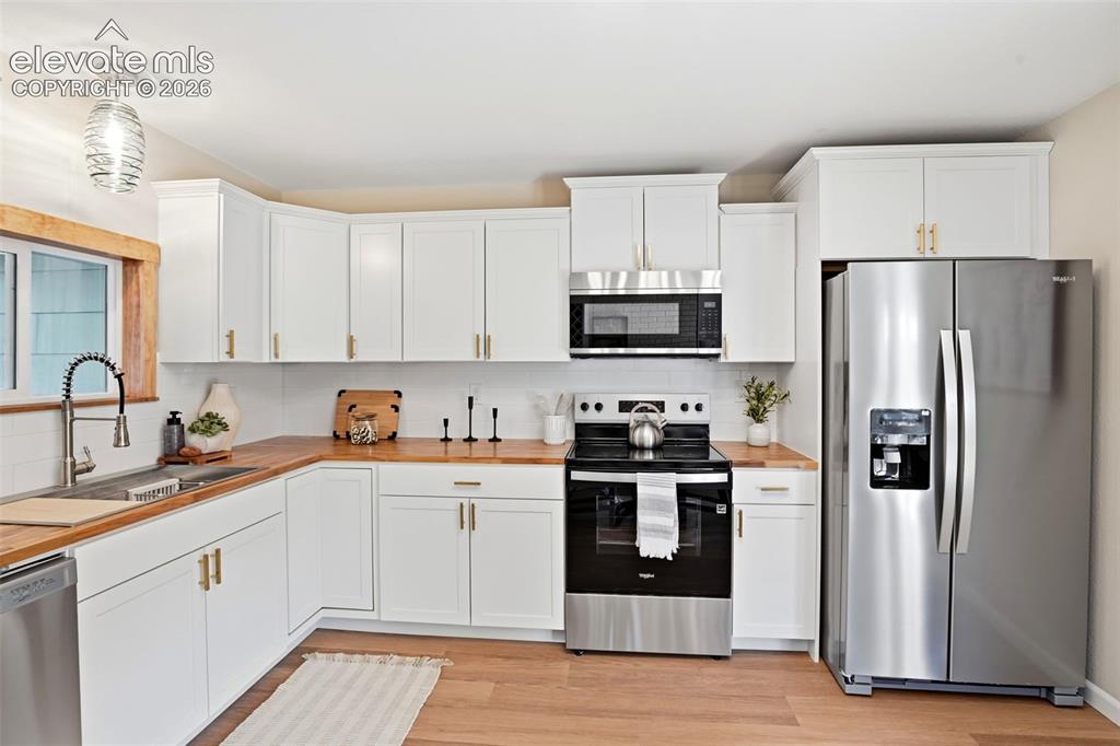 Image 18 of 34: Kitchen