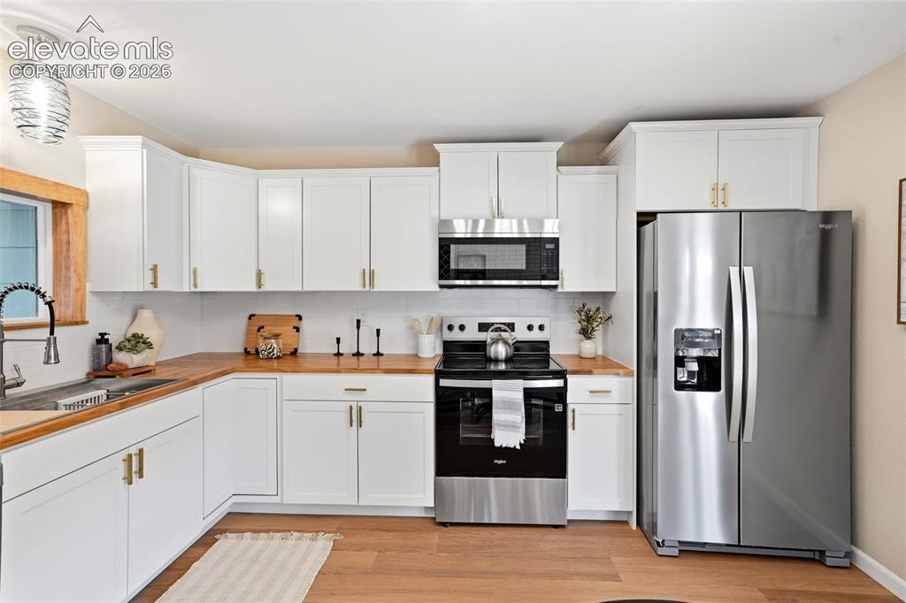 Image 19 of 34: Kitchen