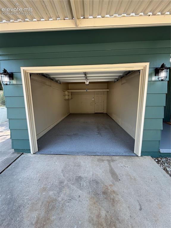 Image 5 of 34: Garage