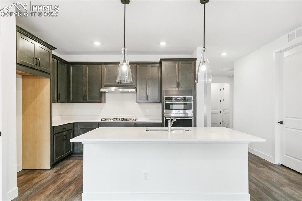 Image 15 of 36: Kitchen