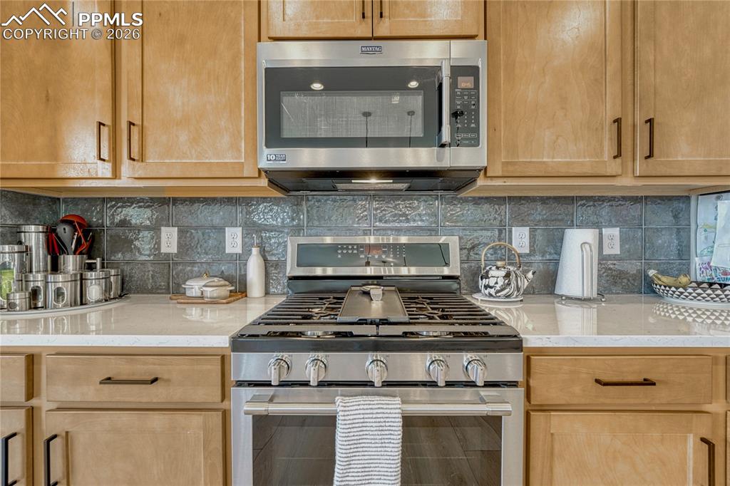 Image 16 of 50: Gas range with built in griddle