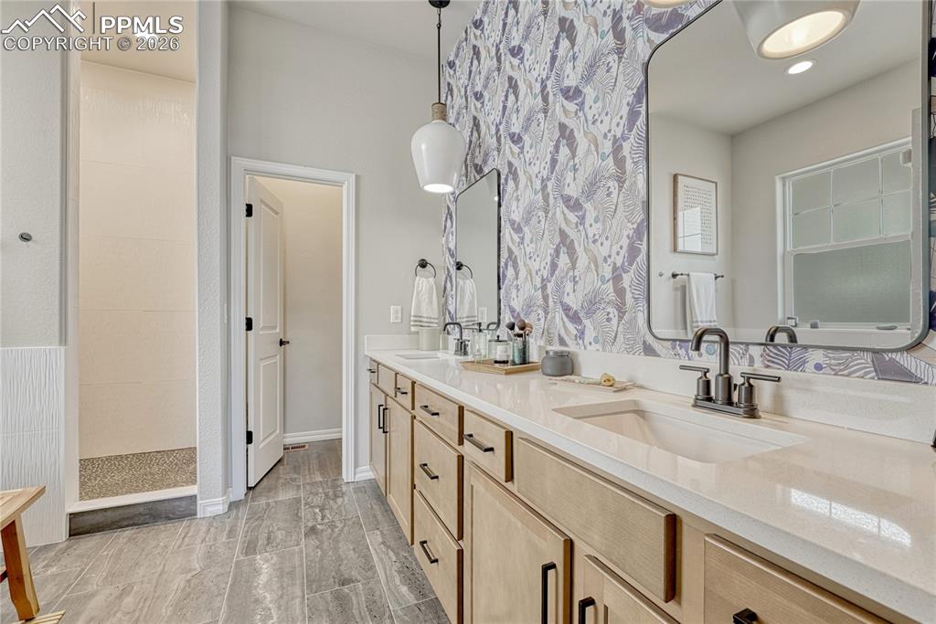 Image 21 of 50: primary 5 piece en suite, upgraded vanity, tile and walkpaper