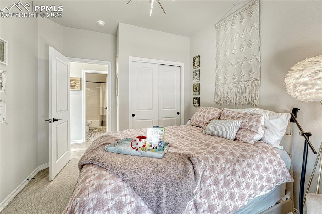 Image 26 of 50: Bedroom