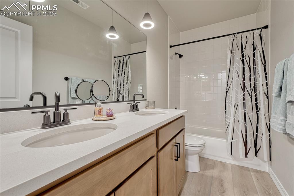 Image 40 of 50: Basement level full bath between the two basement bedrooms.