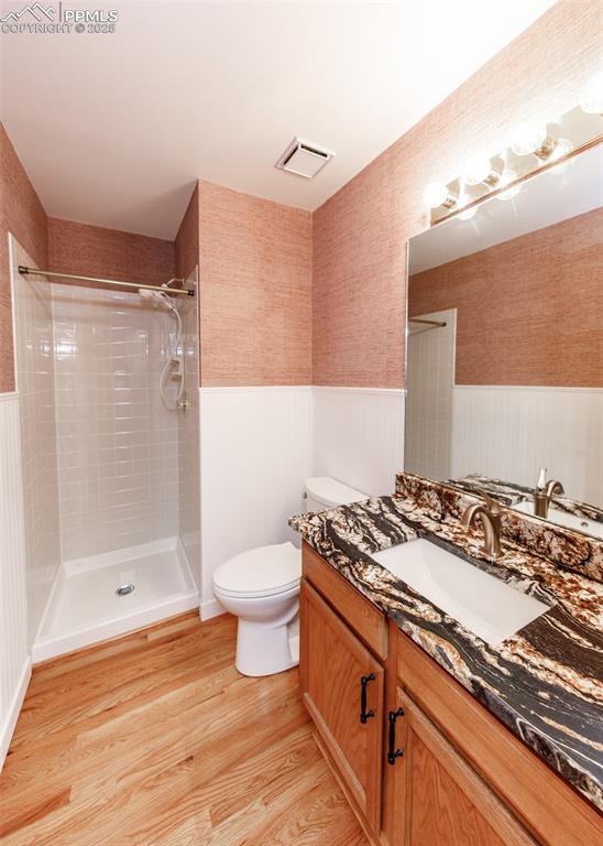 Image 25 of 44: Main level 3/4 bathroom