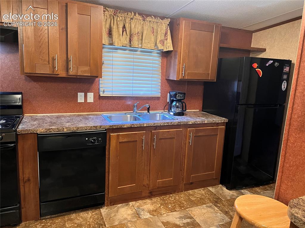 Image 7 of 22: Kitchen