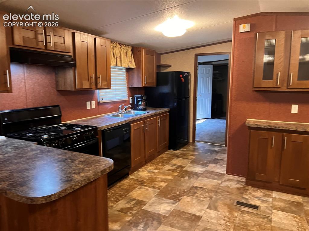 Image 8 of 22: Kitchen