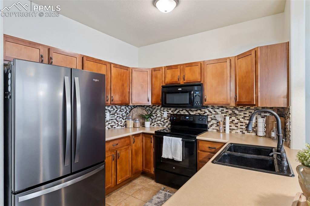Image 11 of 36: Kitchen