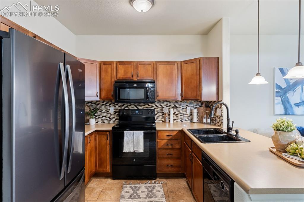 Image 12 of 36: Kitchen