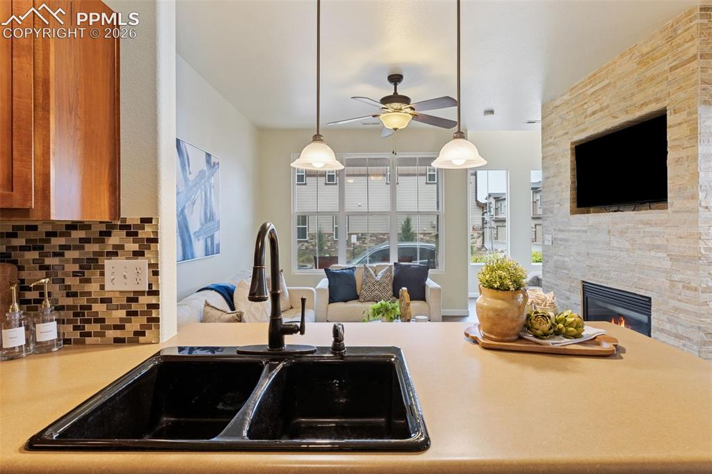 Image 15 of 36: Kitchen