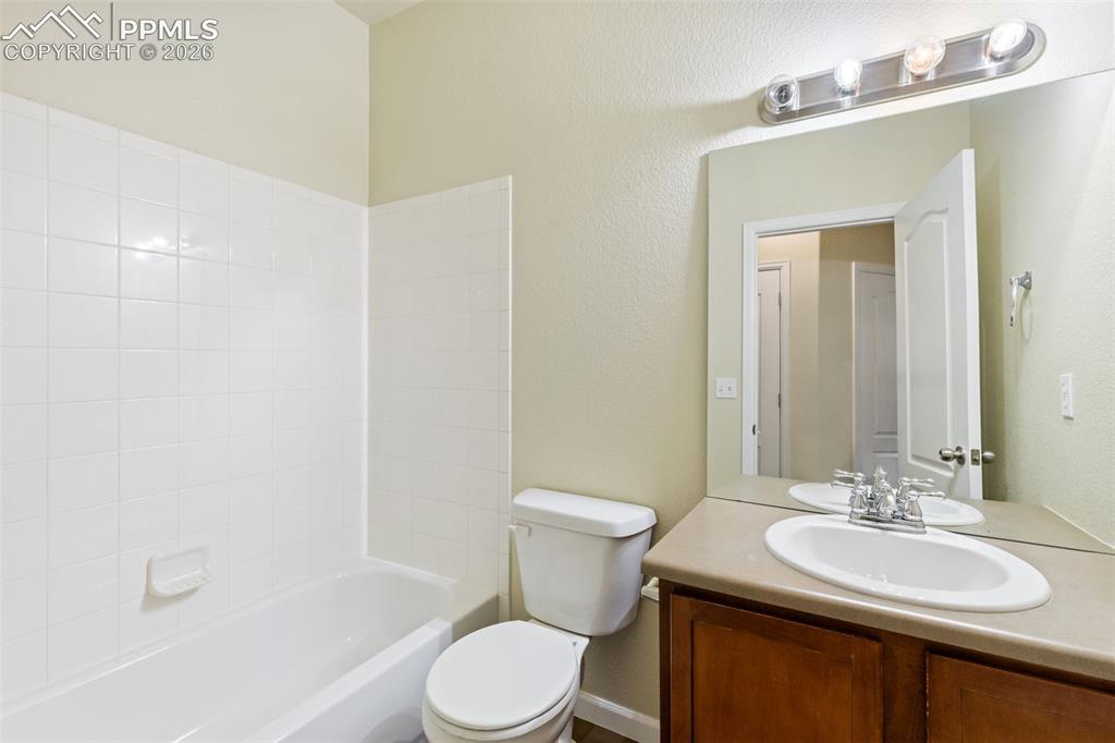 Image 33 of 36: Bathroom