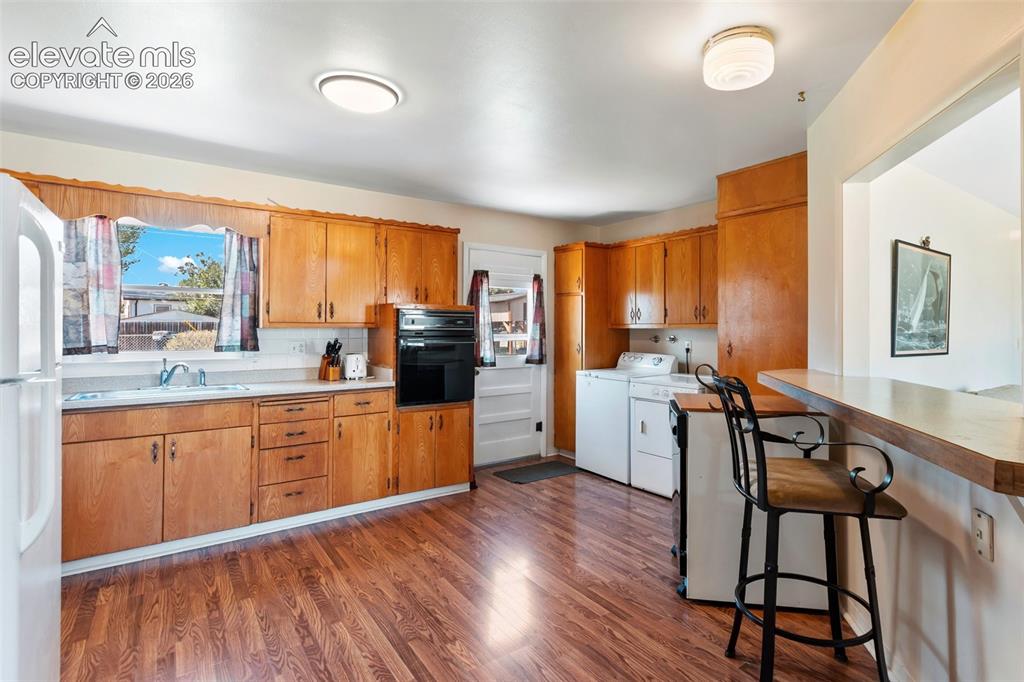 Image 14 of 38: Kitchen