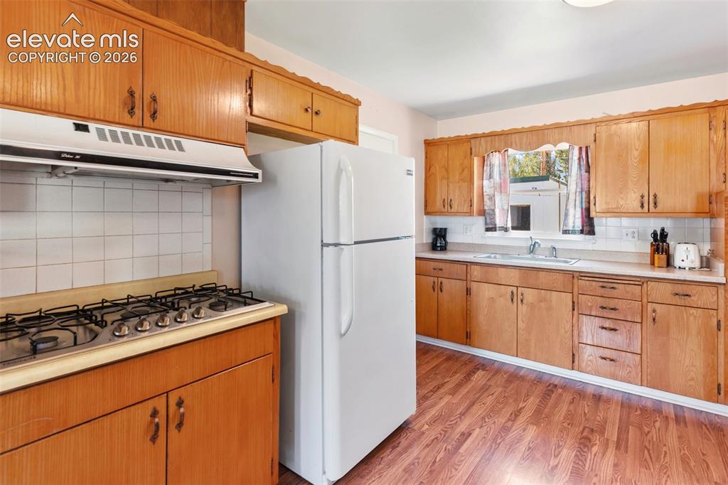 Image 15 of 38: Kitchen