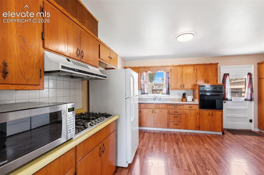 Image 17 of 38: Kitchen