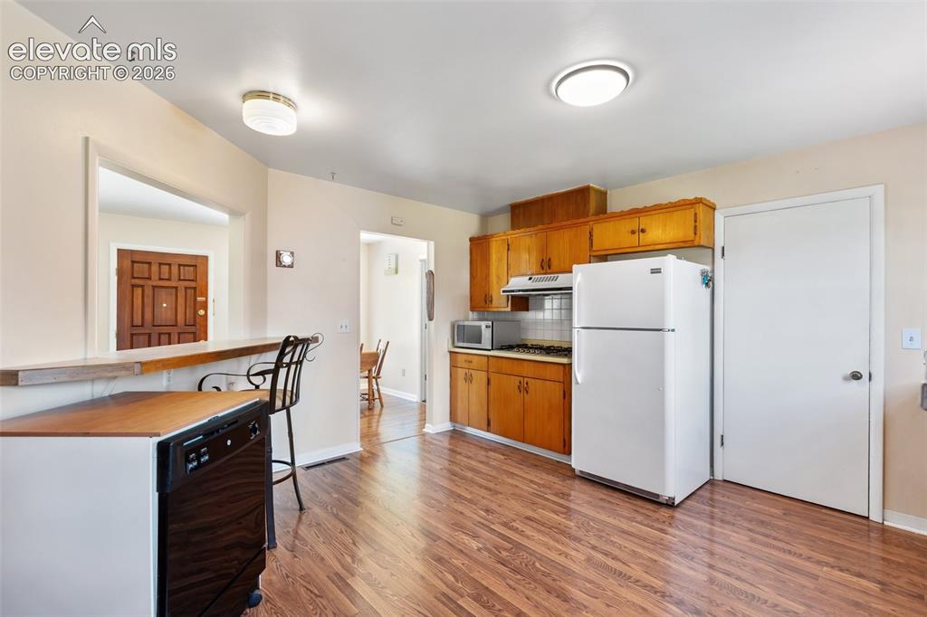 Image 18 of 38: Kitchen