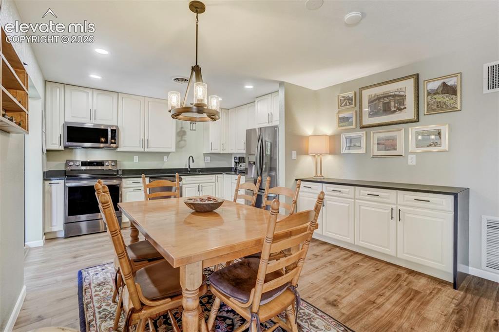 Image 10 of 27: Dining Area