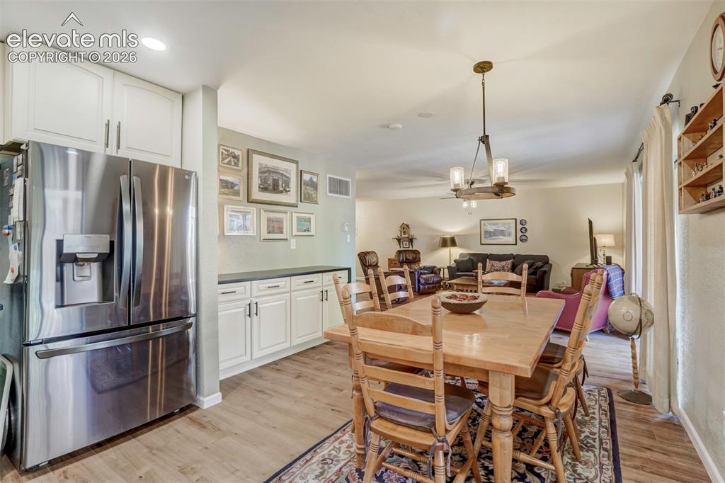 Image 11 of 27: Dining Area