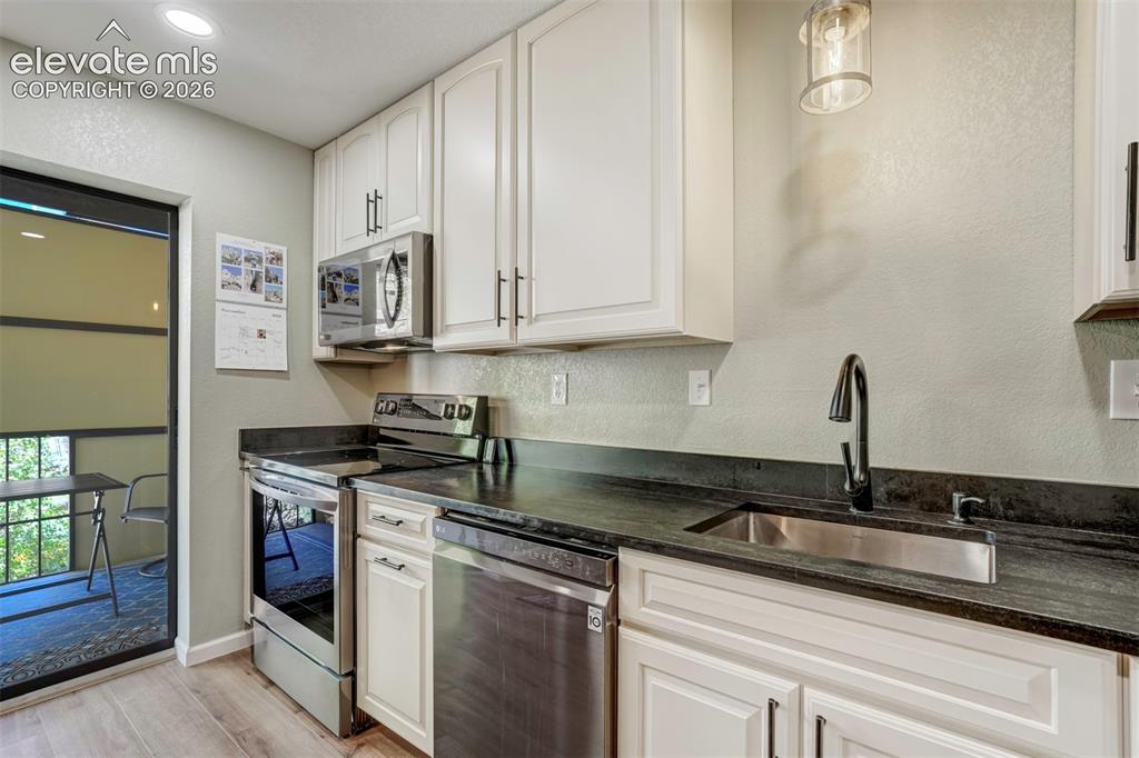 Image 12 of 27: Kitchen