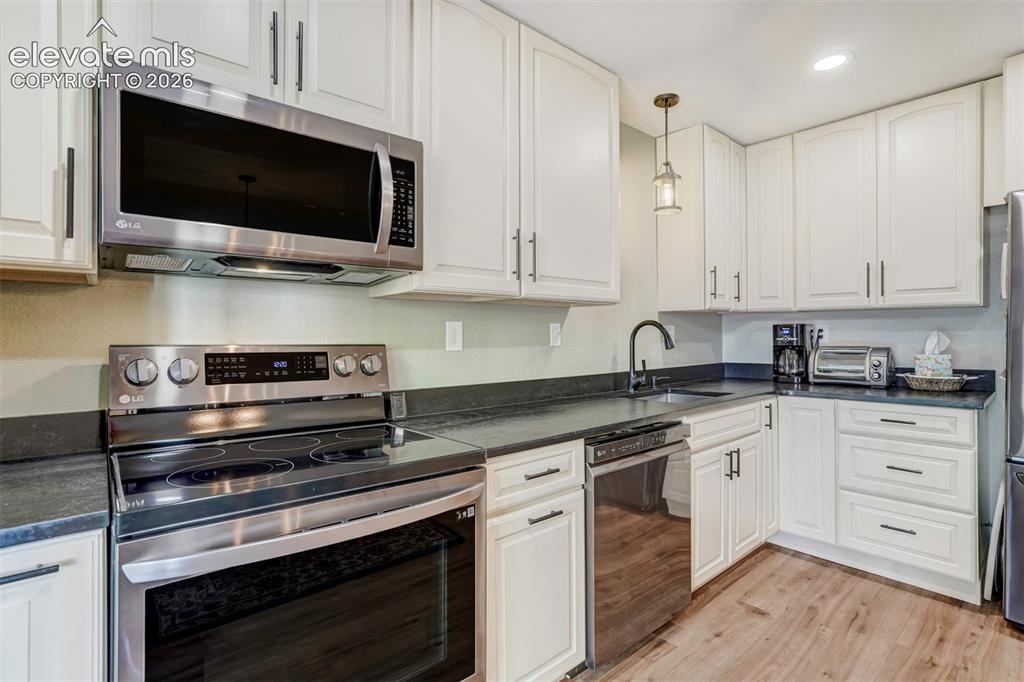 Image 13 of 27: Kitchen