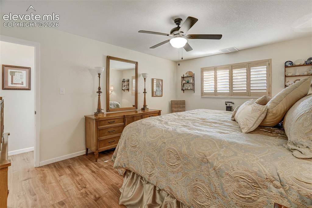 Image 18 of 27: Bedroom