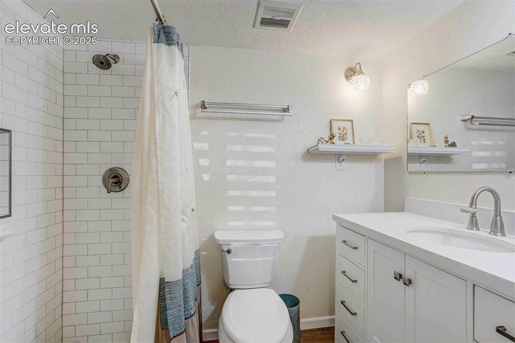 Image 19 of 27: Bathroom