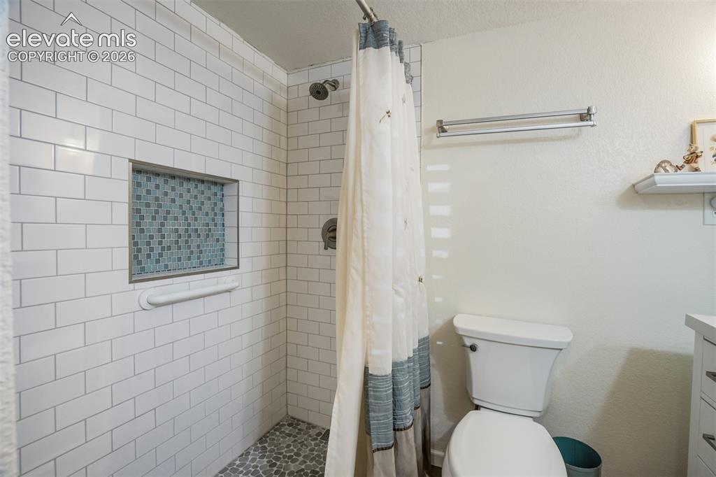 Image 21 of 27: Bathroom