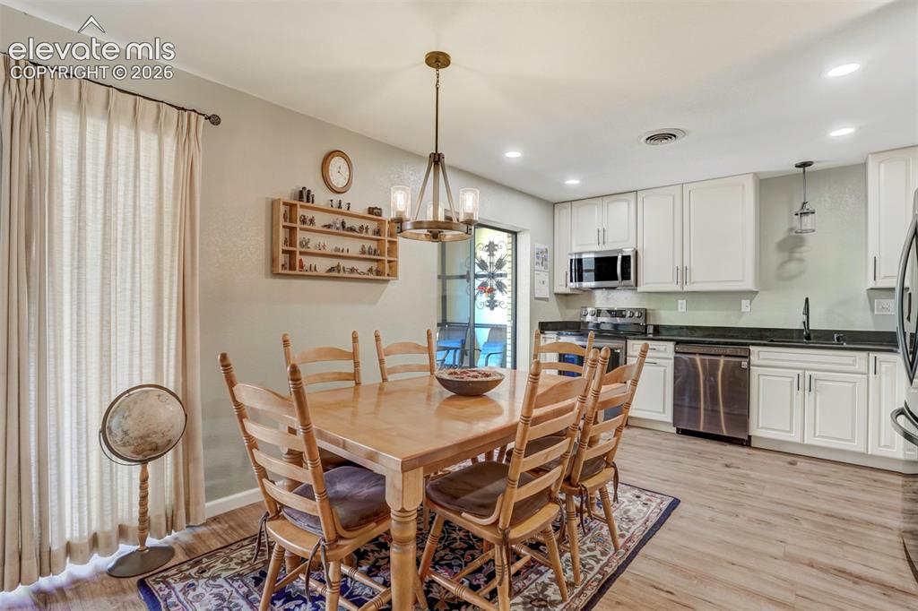 Image 9 of 27: Dining Area