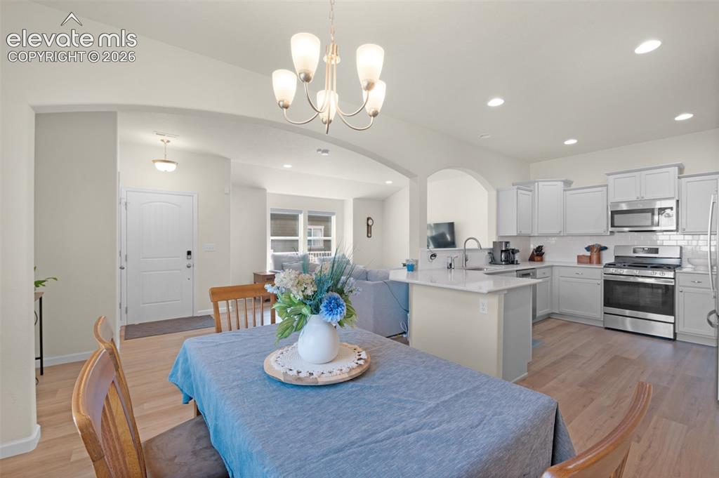 Image 8 of 33: Dining Area