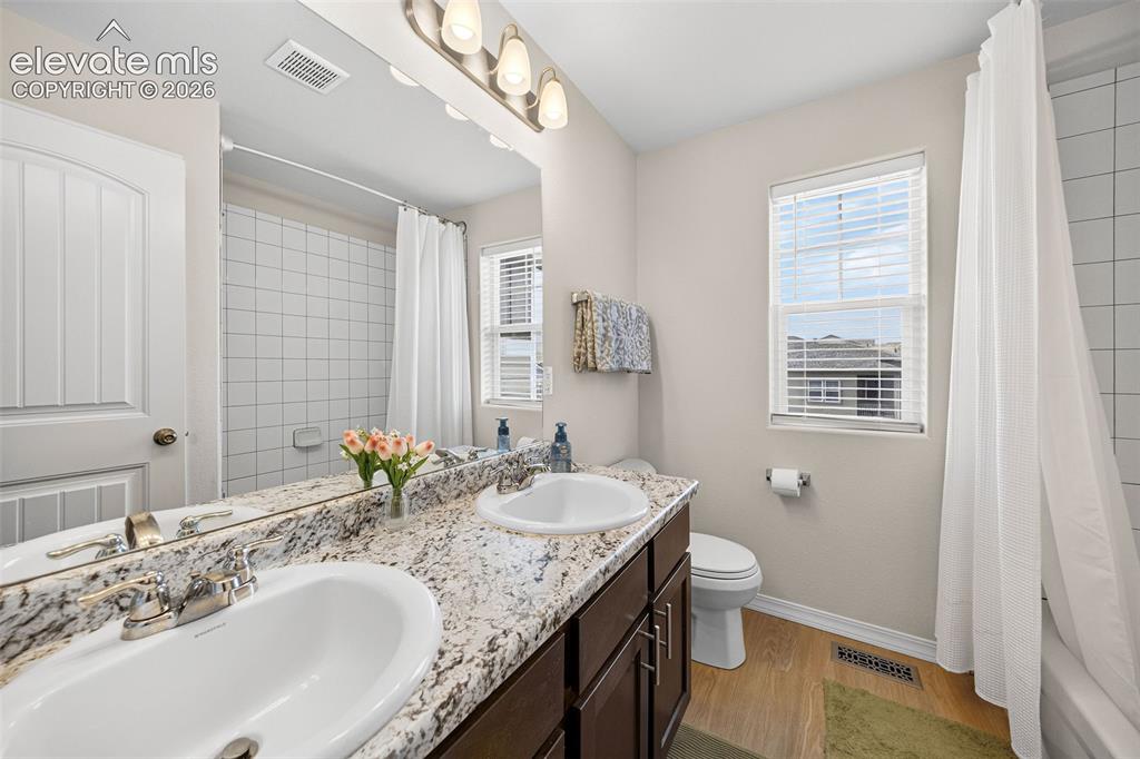 Image 17 of 41: Bathroom