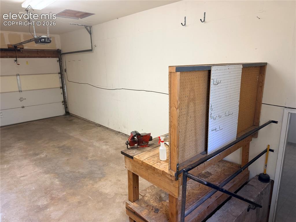 Image 18 of 23: Garage
