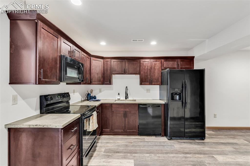 Image 13 of 50: Kitchen