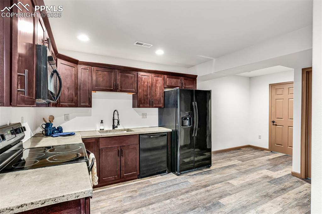 Image 14 of 50: Kitchen