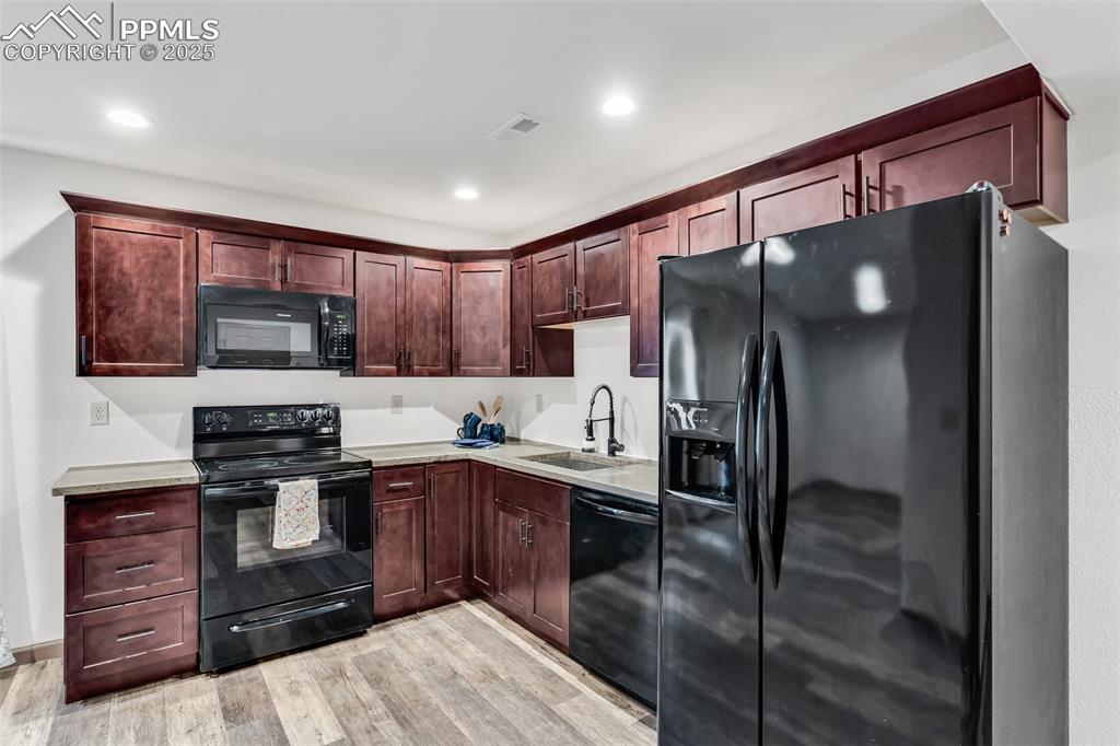 Image 15 of 50: Kitchen