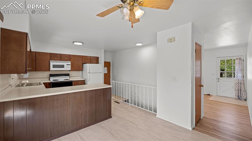 Image 10 of 45: Kitchen