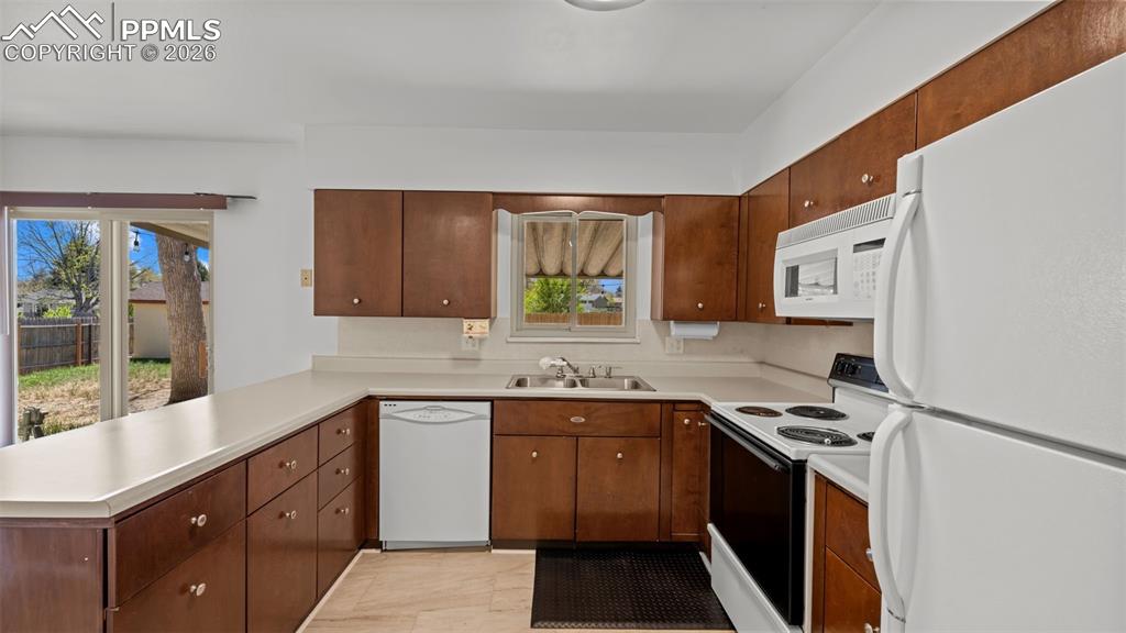 Image 13 of 45: Kitchen