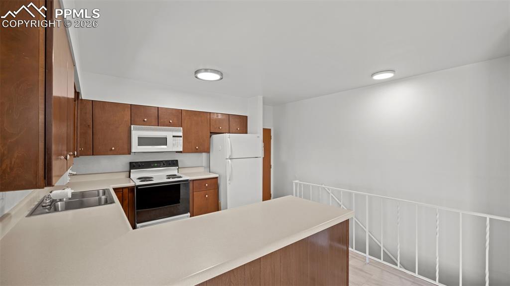 Image 15 of 45: Kitchen