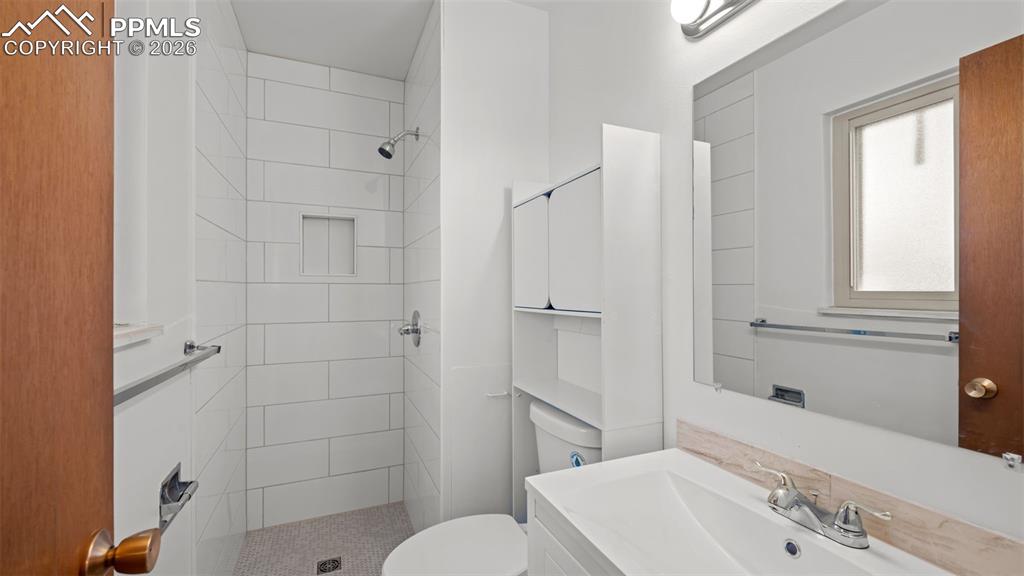 Image 23 of 45: Bathroom