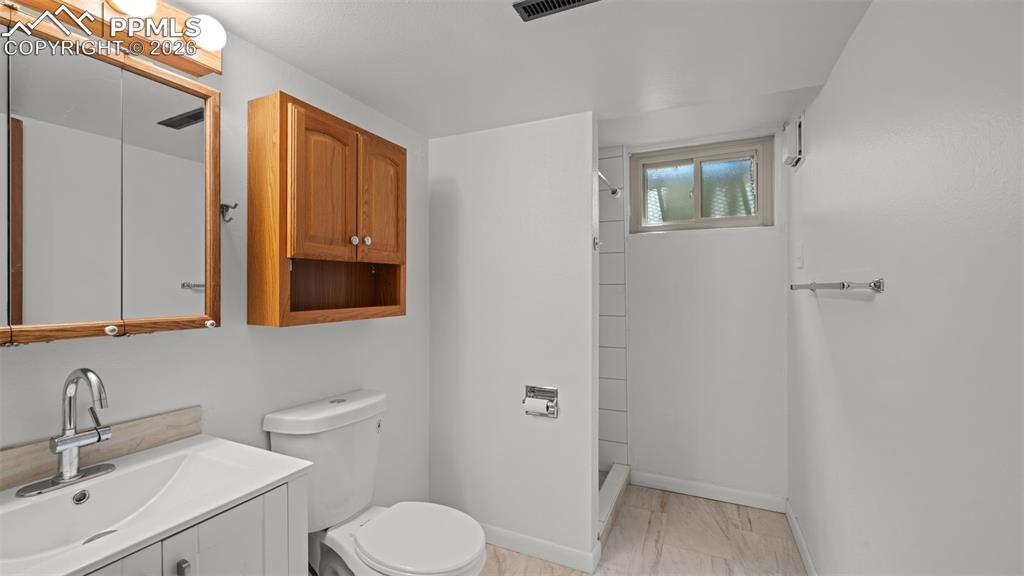 Image 29 of 45: Bathroom