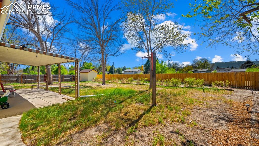 Image 36 of 45: Yard