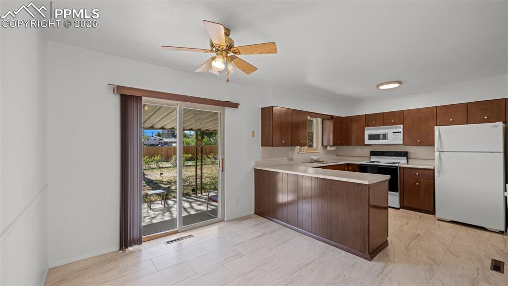 Image 9 of 45: Kitchen