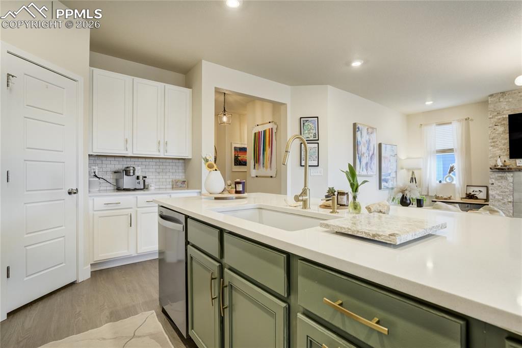 Image 14 of 50: Kitchen