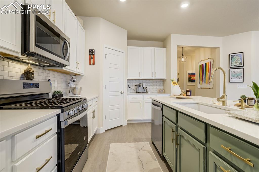 Image 15 of 50: Kitchen