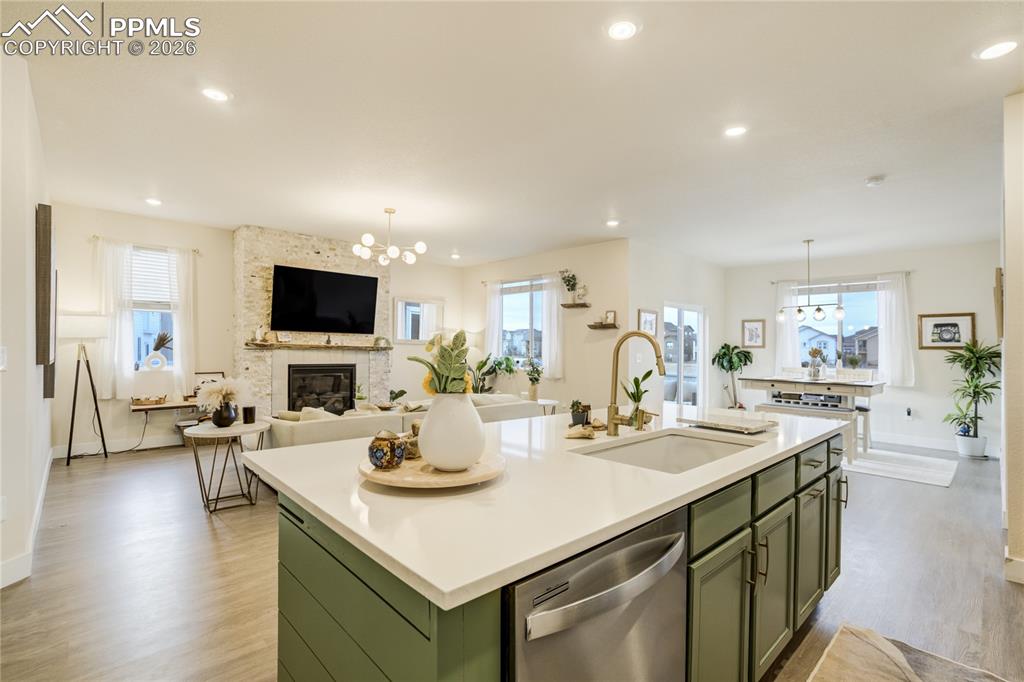 Image 16 of 50: Kitchen