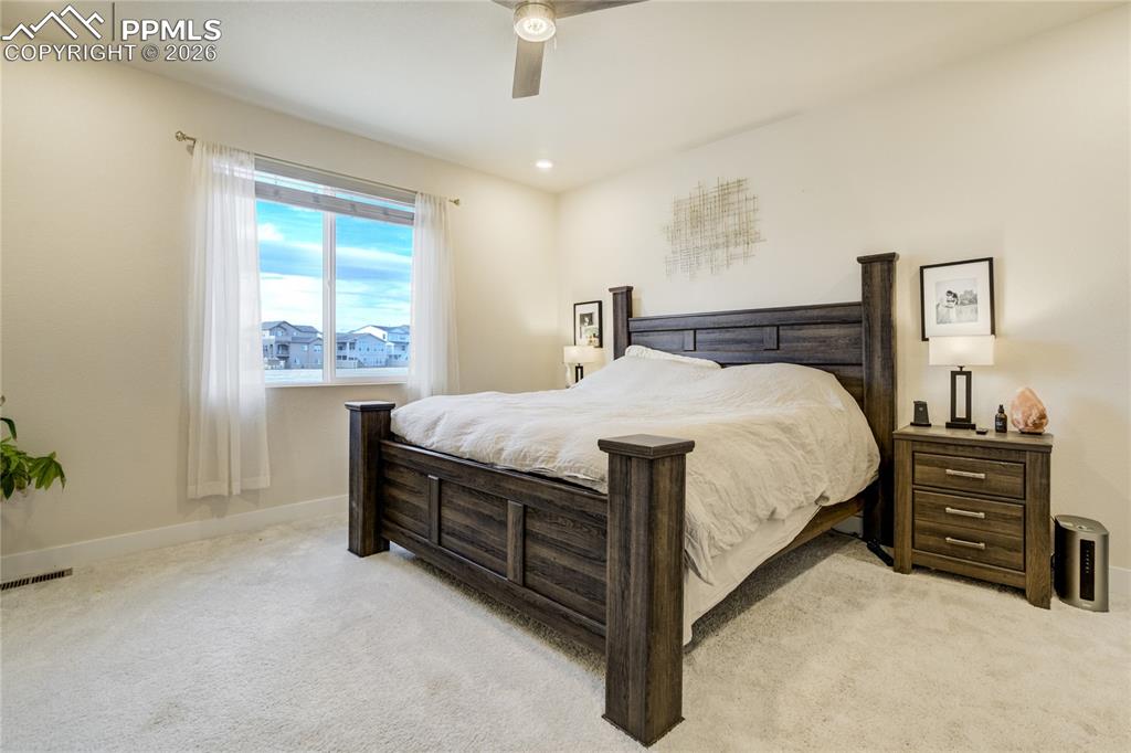 Image 21 of 50: Bedroom