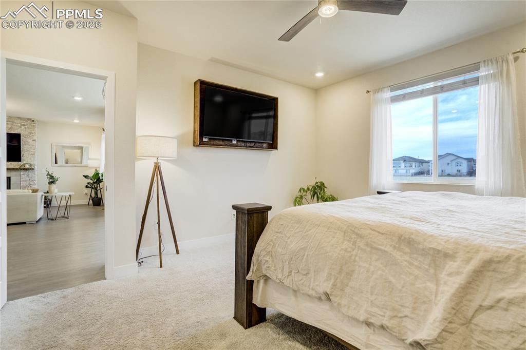 Image 23 of 50: Bedroom