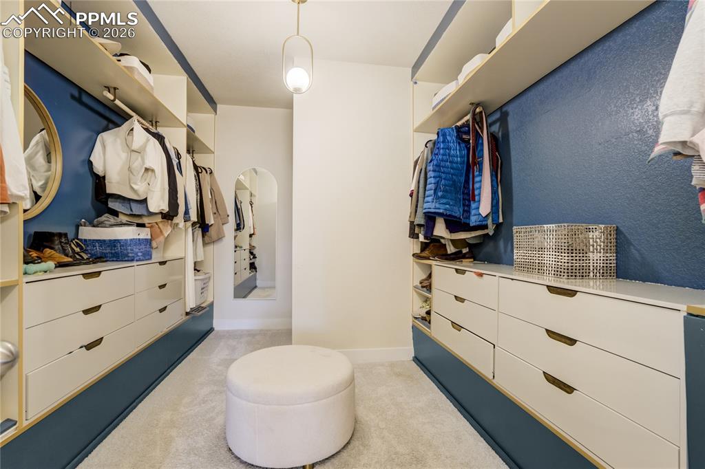 Image 26 of 50: Closet