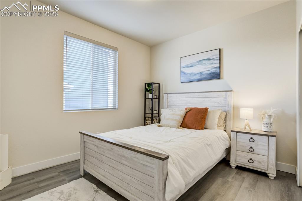 Image 28 of 50: Bedroom