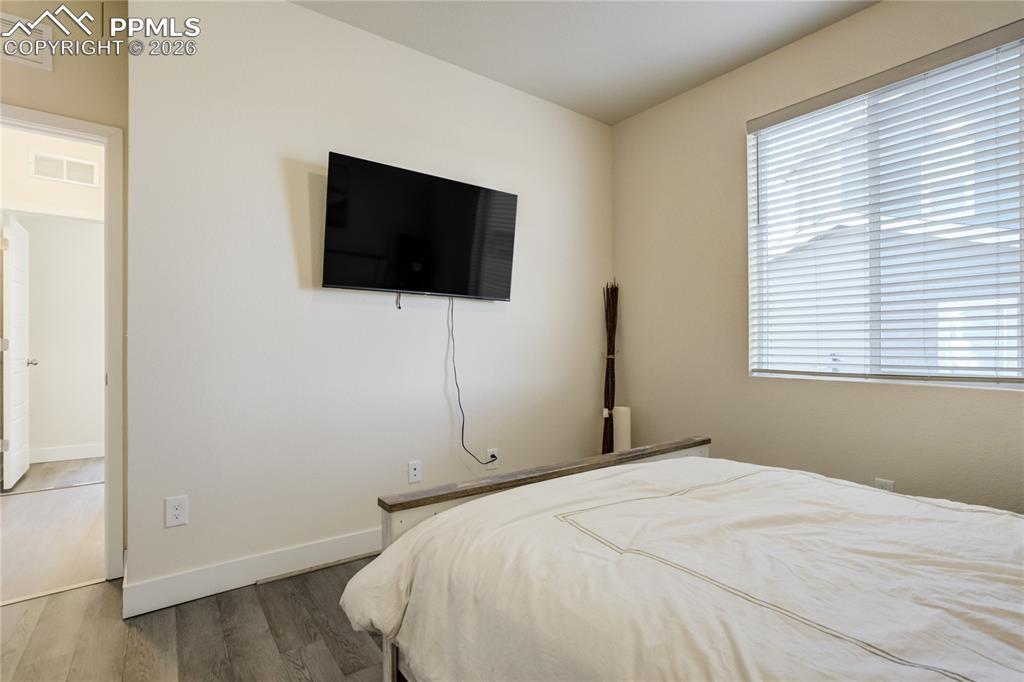 Image 29 of 50: Bedroom