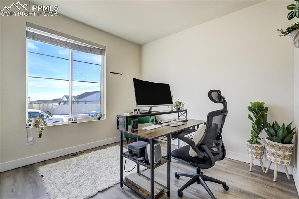 Image 30 of 50: Office