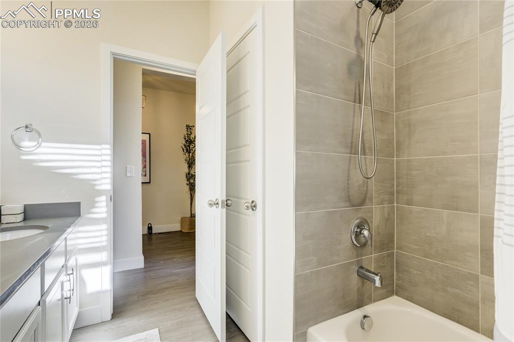 Image 32 of 50: Bathroom